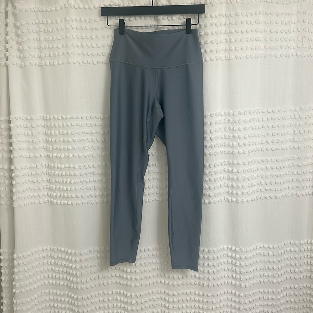 All high weisted yoga pants. Size M.